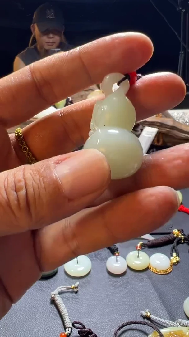 吊坠(赠链)未镶嵌和田玉奋*者和田玉葫芦挂坠