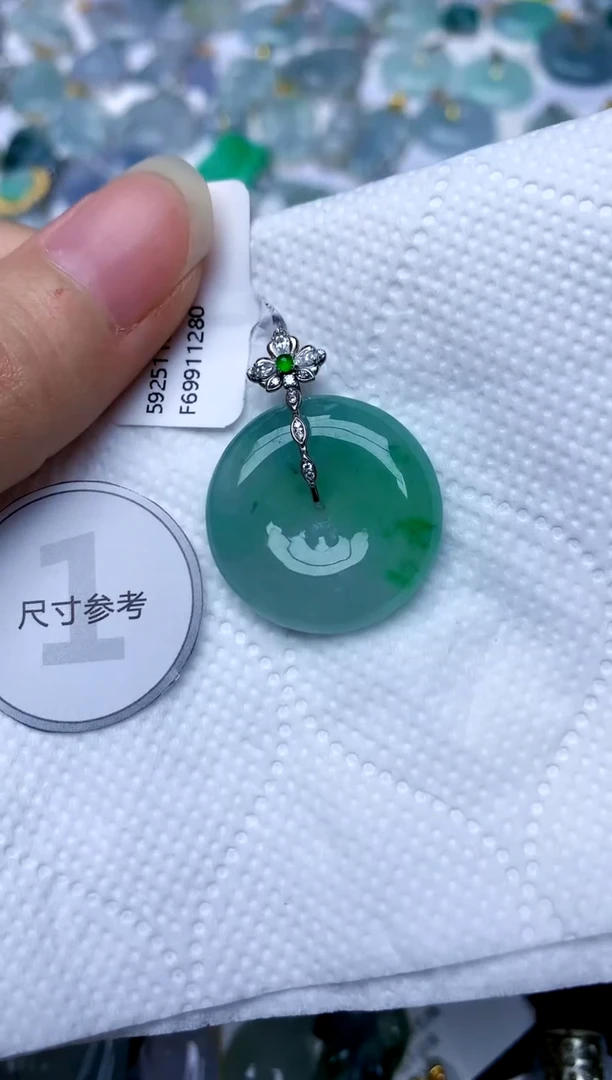 颈饰18K金镶嵌翡翠天然A货翡翠