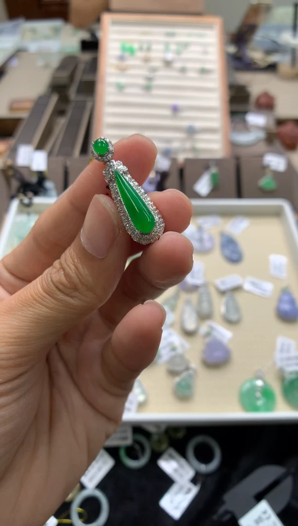 颈饰18K金镶嵌翡翠水滴