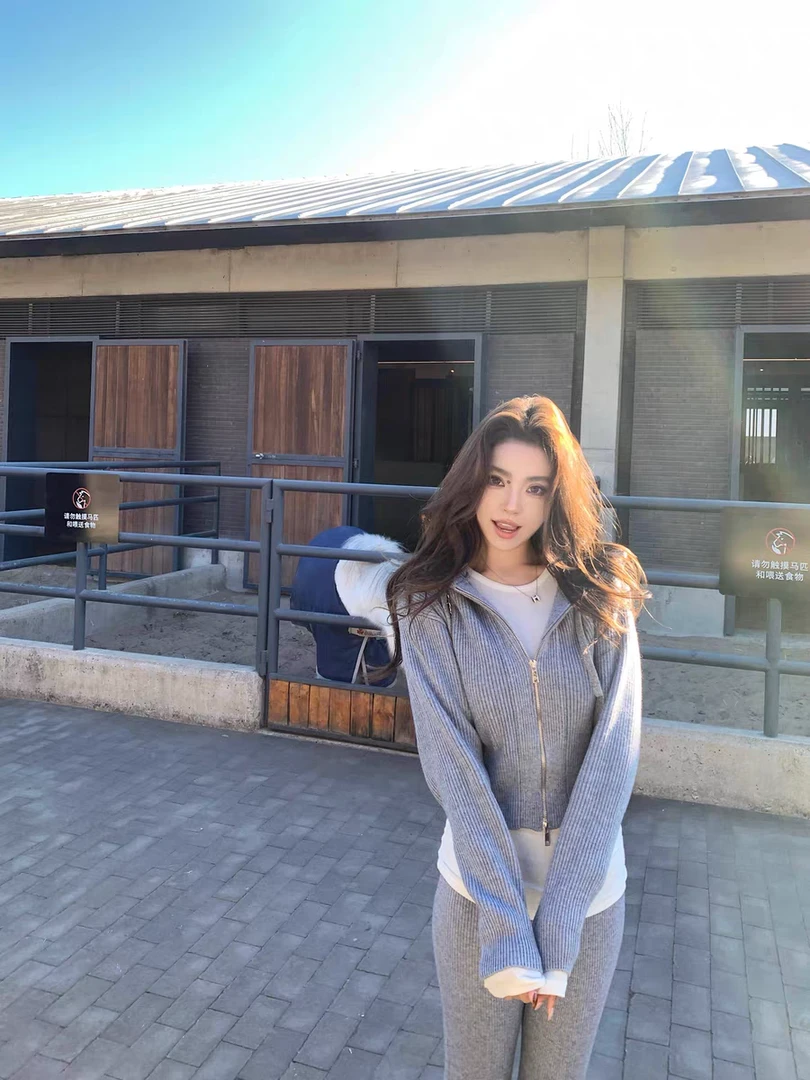 2026秋冬新款设计感气质修身拉链连帽外套女配显瘦休闲裤两件套装