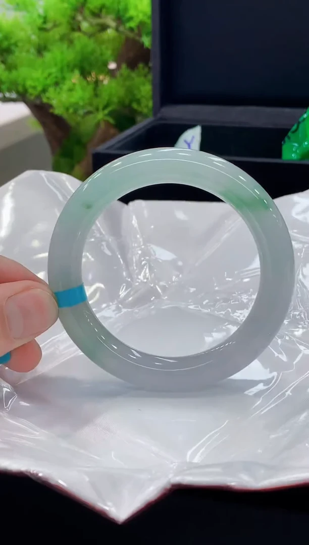 翡翠手镯未镶嵌手镯