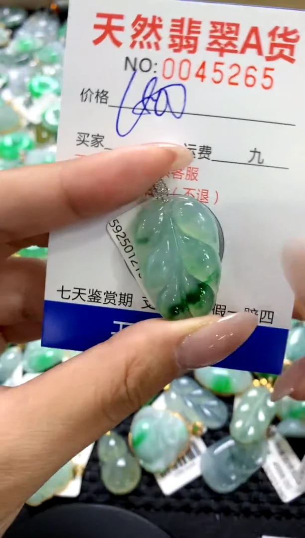 翡翠18K金镶嵌颈饰1111111111111111