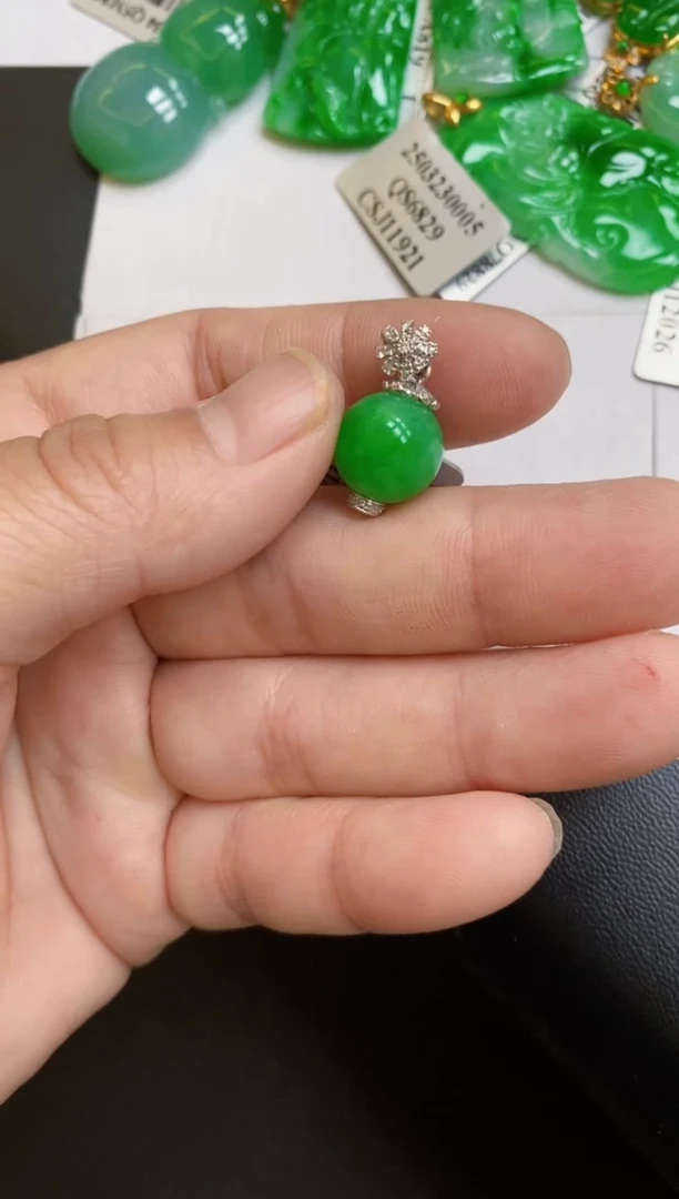 翡翠18K金镶嵌颈饰珠子