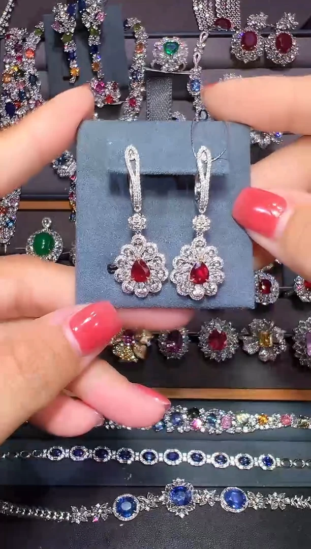 18K金镶嵌耳钉红宝石