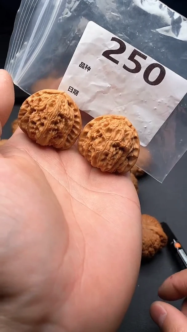 【闪购商品】文玩核桃吊坠250号39尺寸三角白