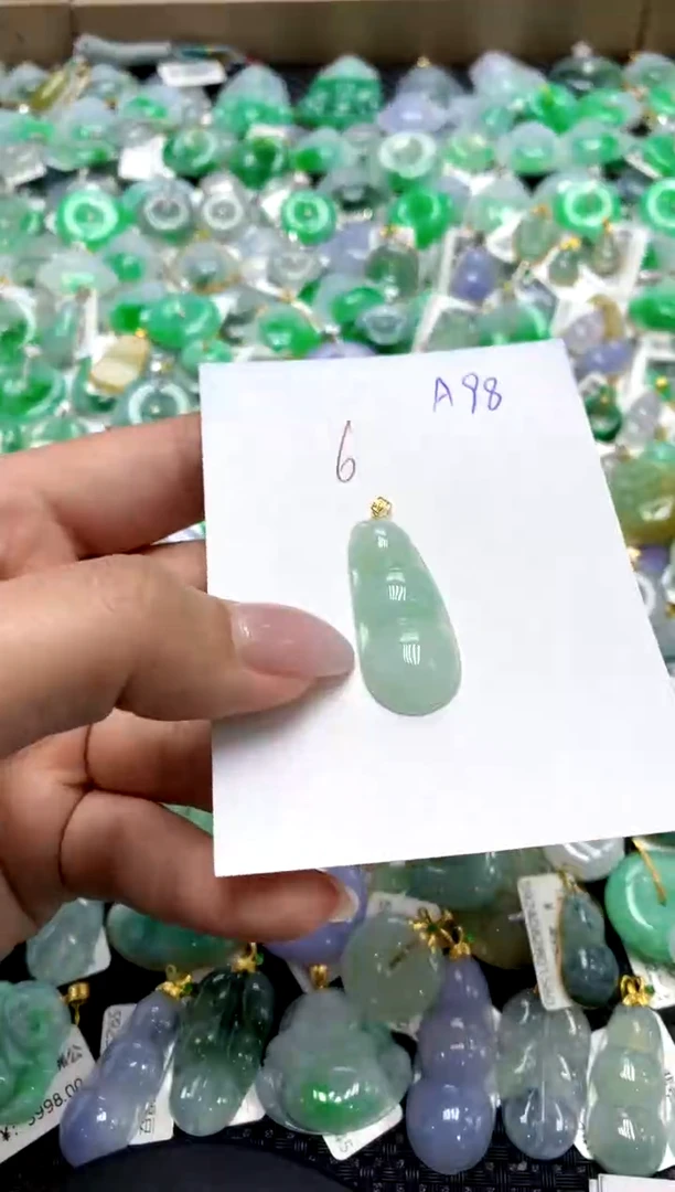 翡翠18K金镶嵌颈饰1111111111111111