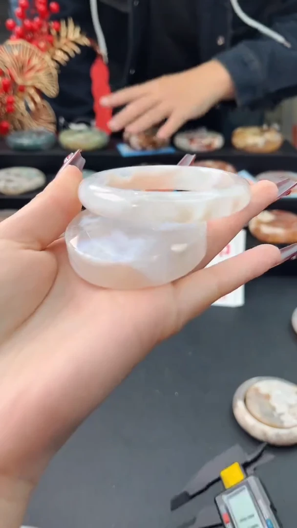 【闪购商品】石英质玉手镯未镶嵌赠送镯心（55圈口）无证书