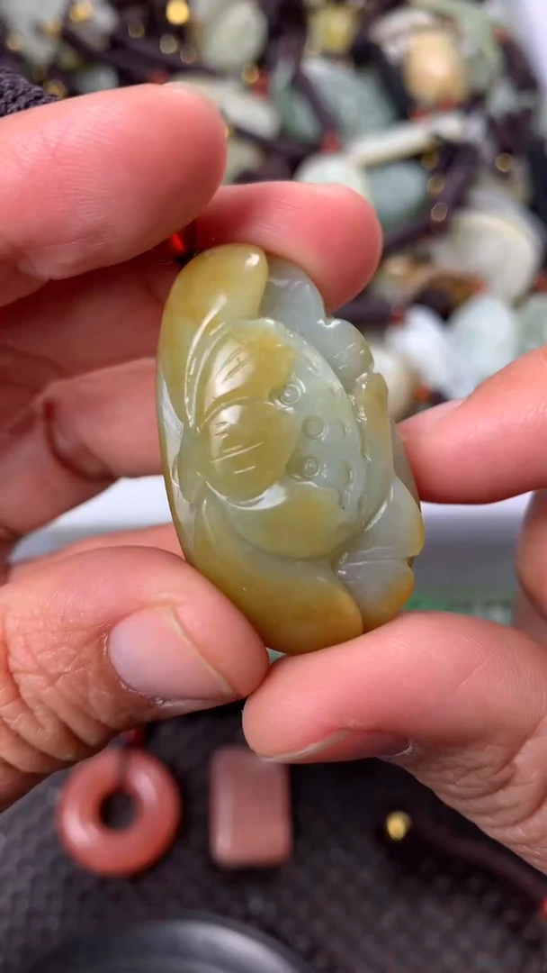 【闪购商品】和田玉颈饰未镶嵌多样性发货没有证书.拍一发一，有瑕