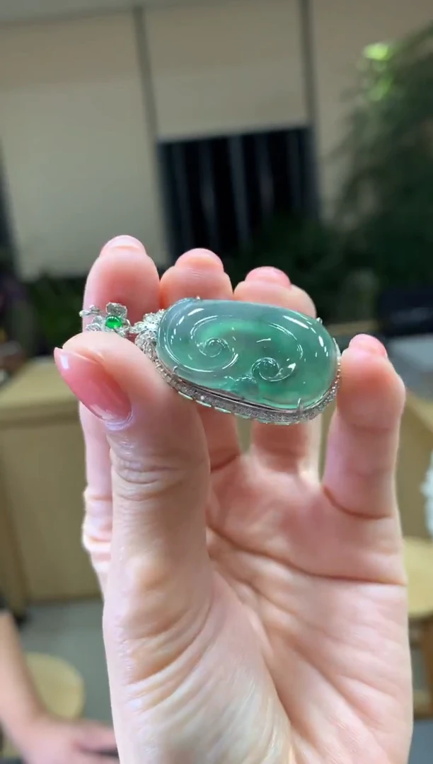 颈饰18K金镶嵌翡翠|不退不换