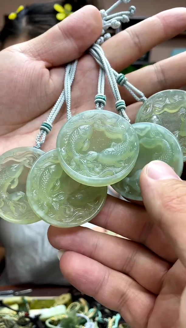 岫玉未镶嵌颈饰多样性发货发其中之一