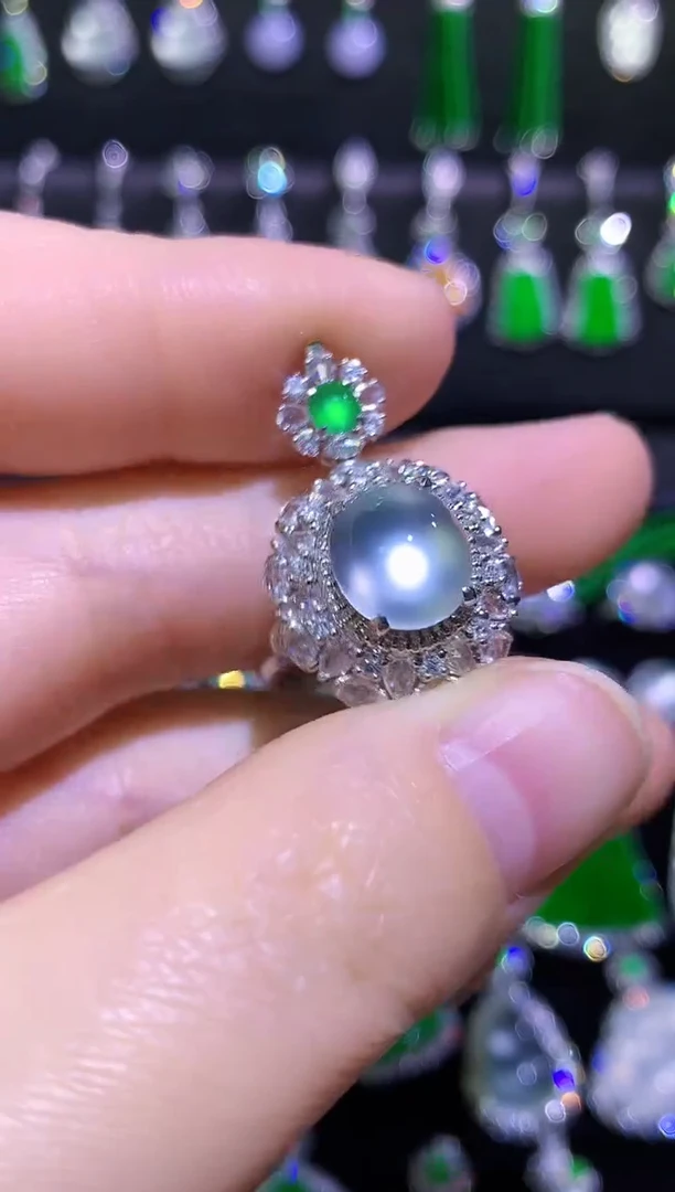 颈饰18K金镶嵌翡翠玻璃种强荧光双眼皮戒指吊坠两用款