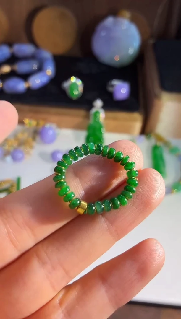 18K金镶嵌戒指翡翠戒指