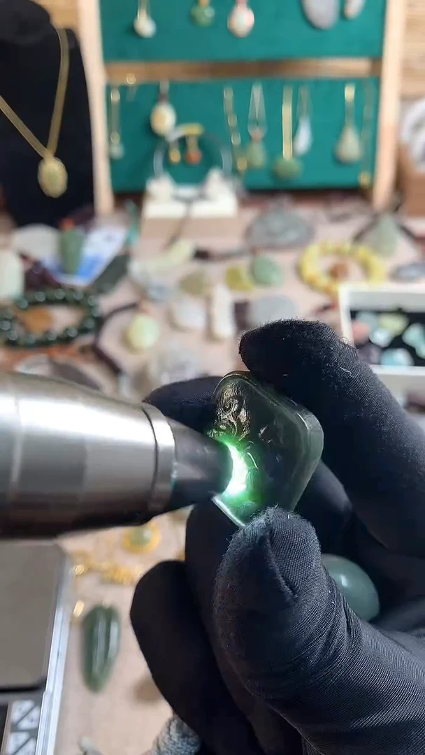 颈饰未镶嵌和田玉（糖玉）1