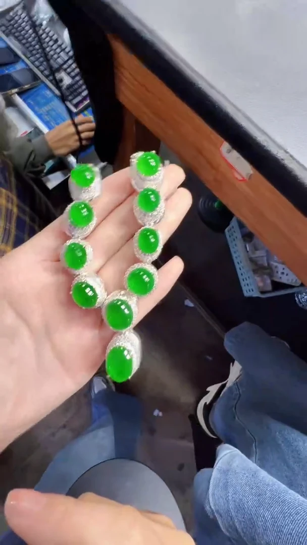 未镶嵌定制翡翠翡翠A货有轻微色差属于正常现象，套链多样性发货1