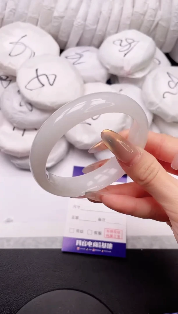 【闪购商品】石英质玉手镯未镶嵌27K37-61