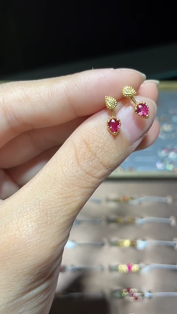 18K金镶嵌耳饰红宝石