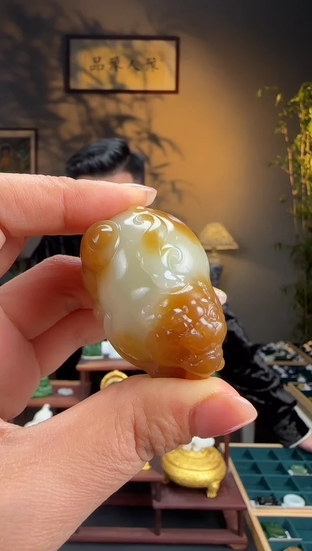 未镶嵌和田玉摆件m75糖白俏色驮宝貔貅