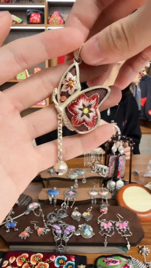 【闪购商品】织绣243蒙阿苏苗绣传承