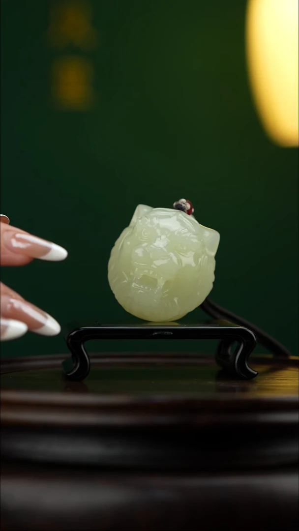 玉【虎虎胜威】天然玉手把件