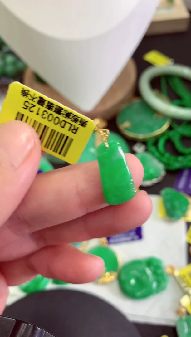 翡翠18K金镶嵌颈饰挂件