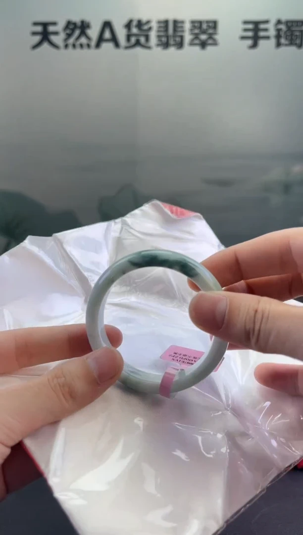 翡翠手镯未镶嵌翡翠手镯
