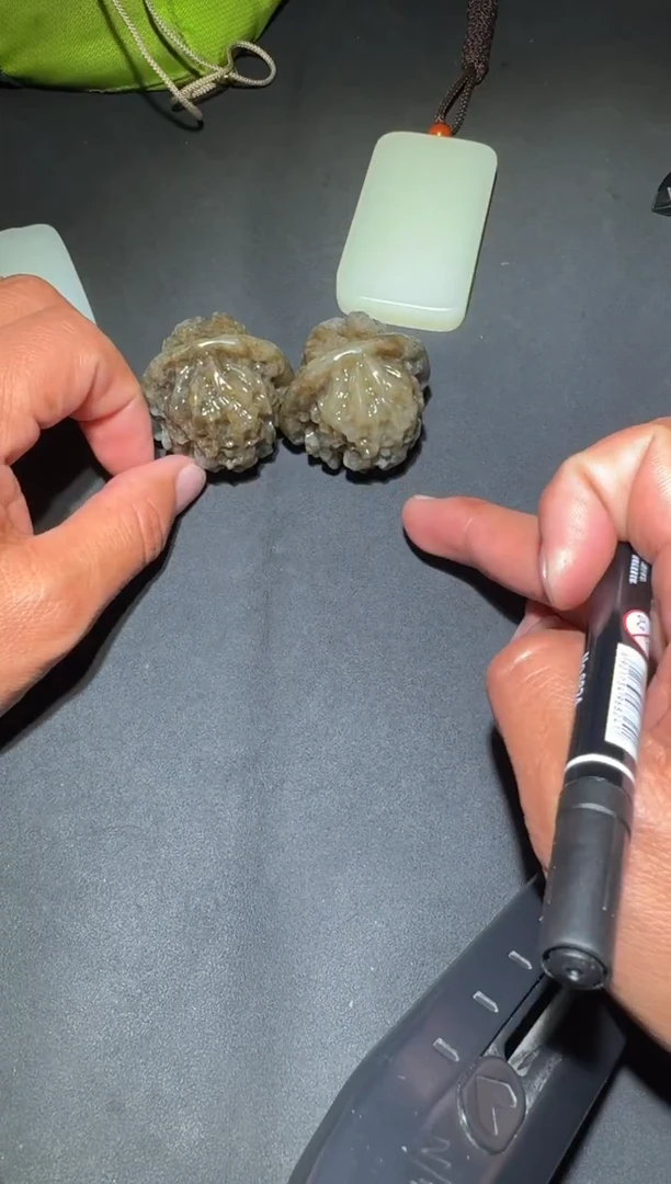 未镶嵌和田玉（糖玉）挂件和田玉