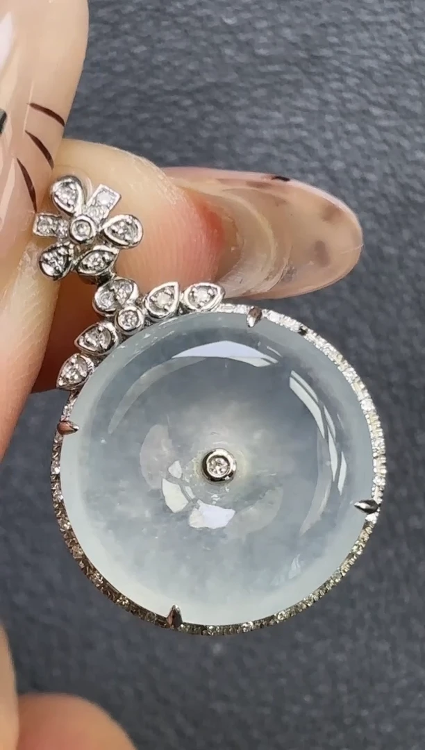 颈饰18K金镶嵌翡翠平安扣