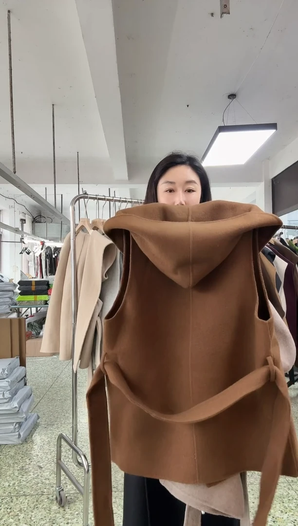 连帽马甲焦糖色的