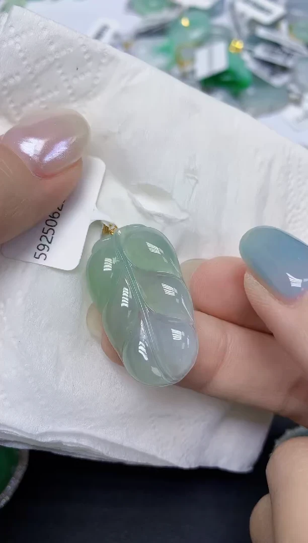 翡翠18K金镶嵌颈饰天然缅甸翡翠A货