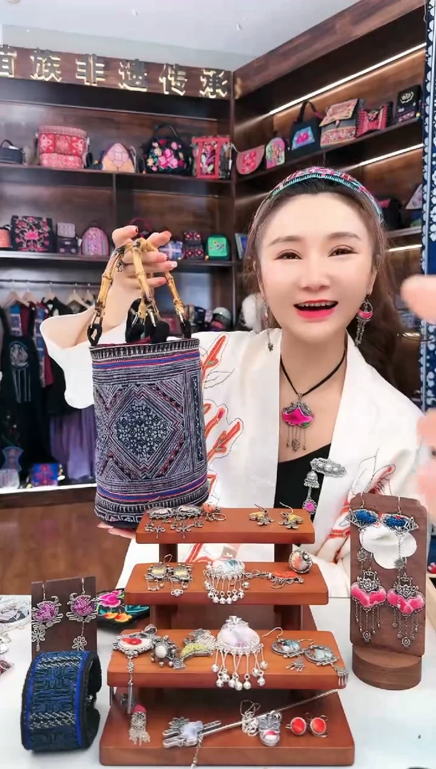 【闪购商品】织绣L43蚩梦苗族古绣