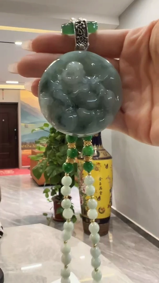 翡翠未镶嵌颈饰佛公