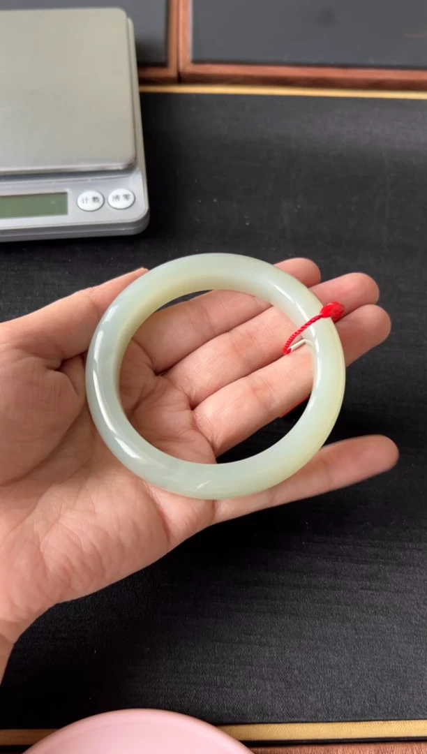 【闪购商品】和田玉手镯未镶嵌且末微色差近矿59+