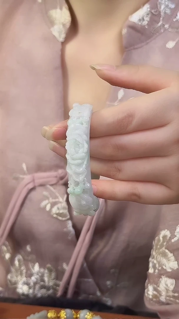 颈饰未镶嵌翡翠三*翡翠半镯