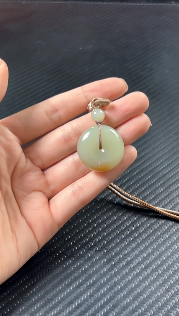 和田玉未镶嵌吊坠(赠链)若羌微色差平安扣mj