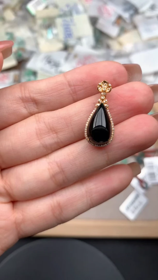 18K金镶嵌挂件翡翠一