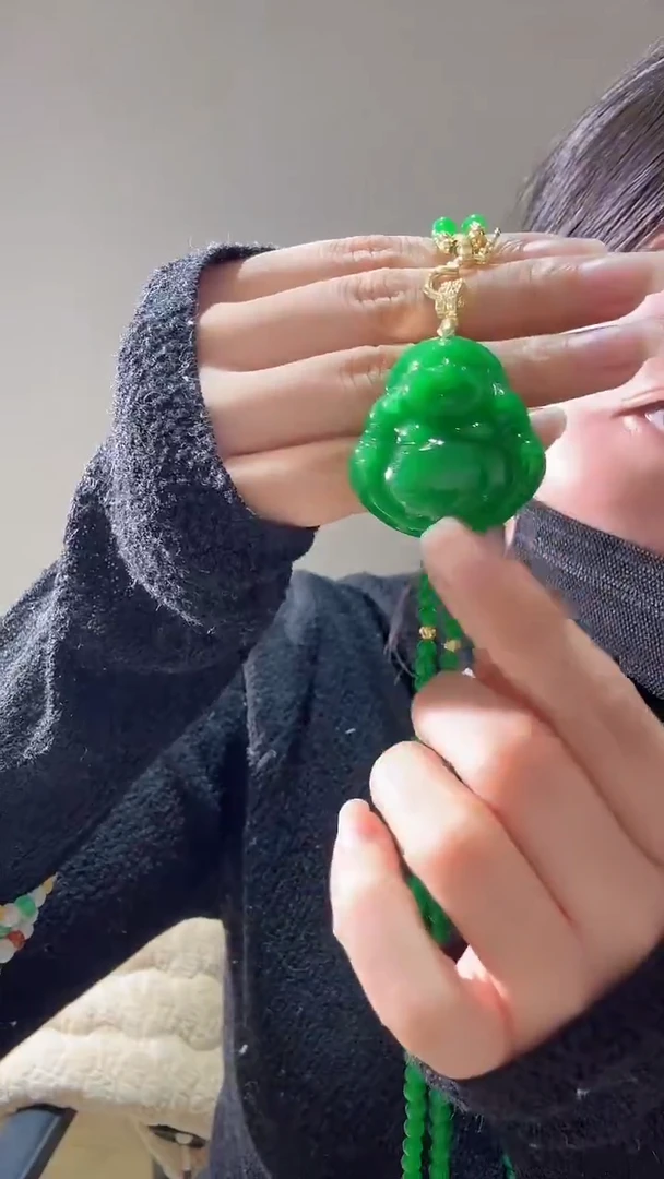 颈饰未镶嵌翡翠绿大佛