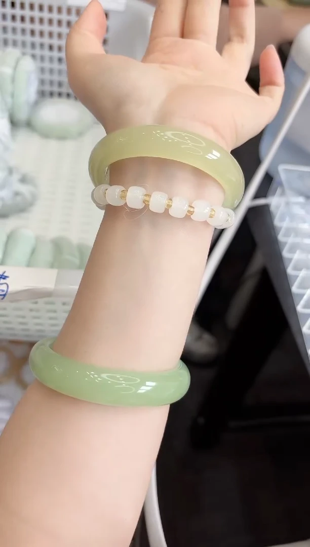 未镶嵌手镯石英质玉375/54.6