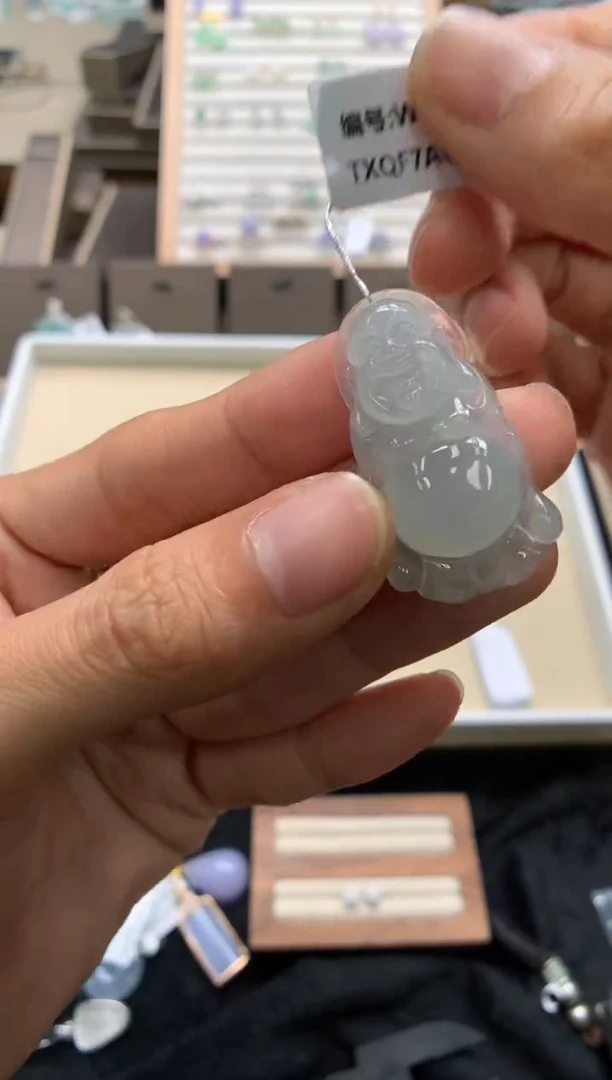 颈饰未镶嵌翡翠站佛