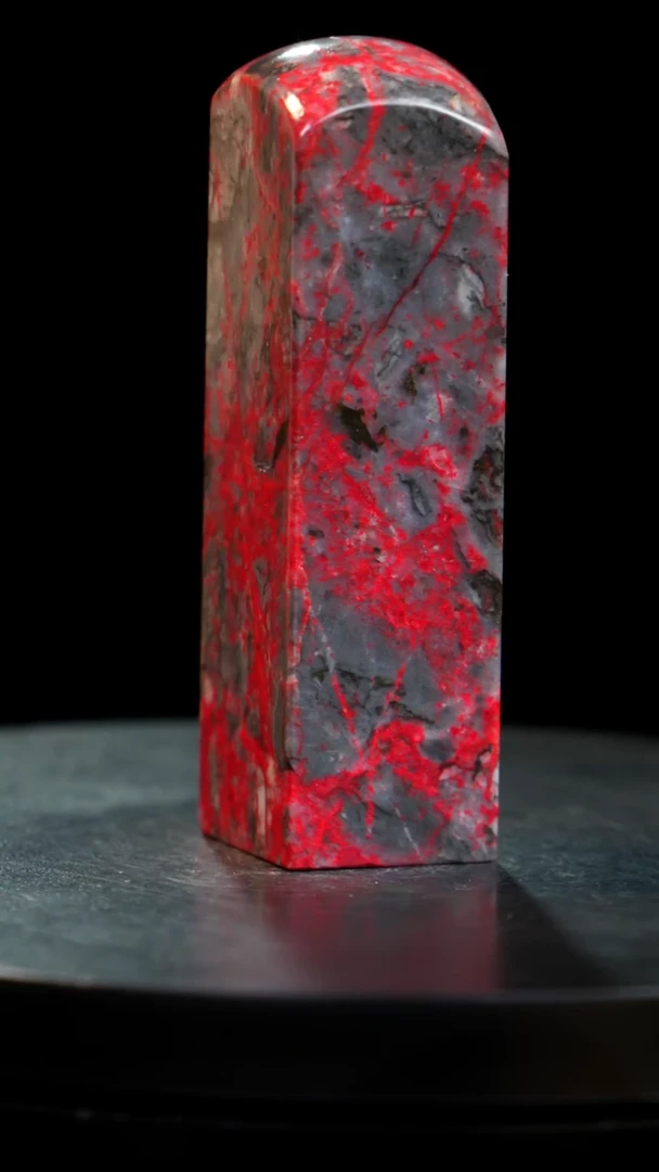 鸡血石牛角鸡血石