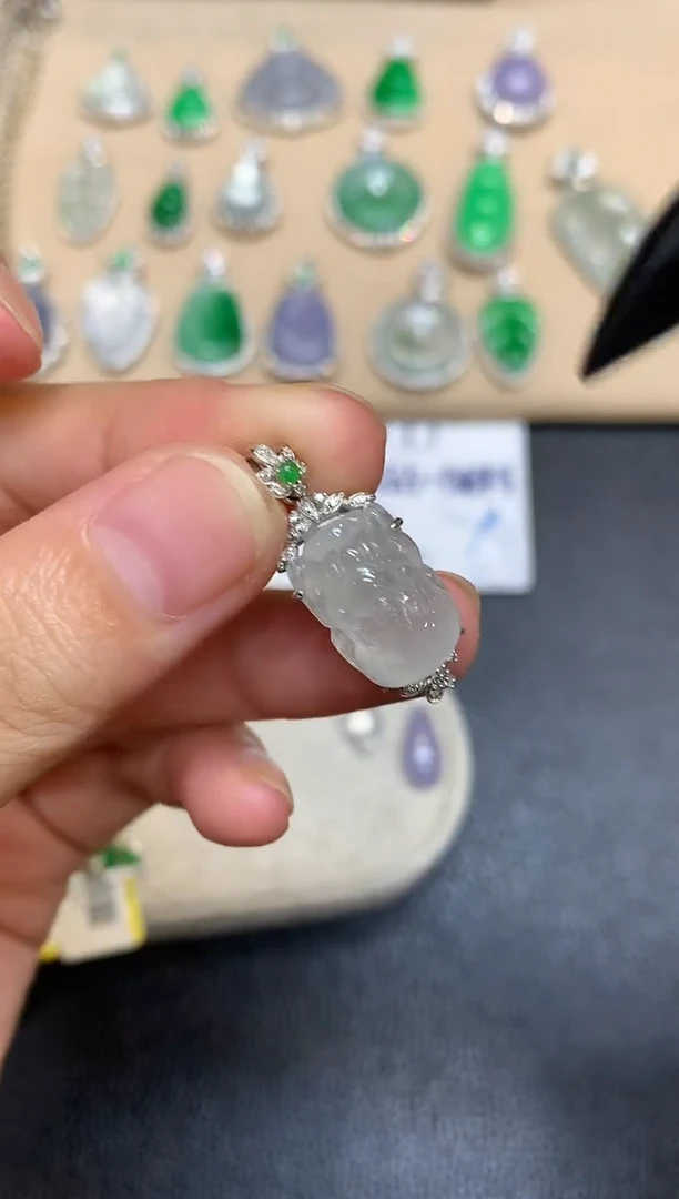 颈饰18K金镶嵌翡翠貔貅【无服务费【48小时鉴赏期】