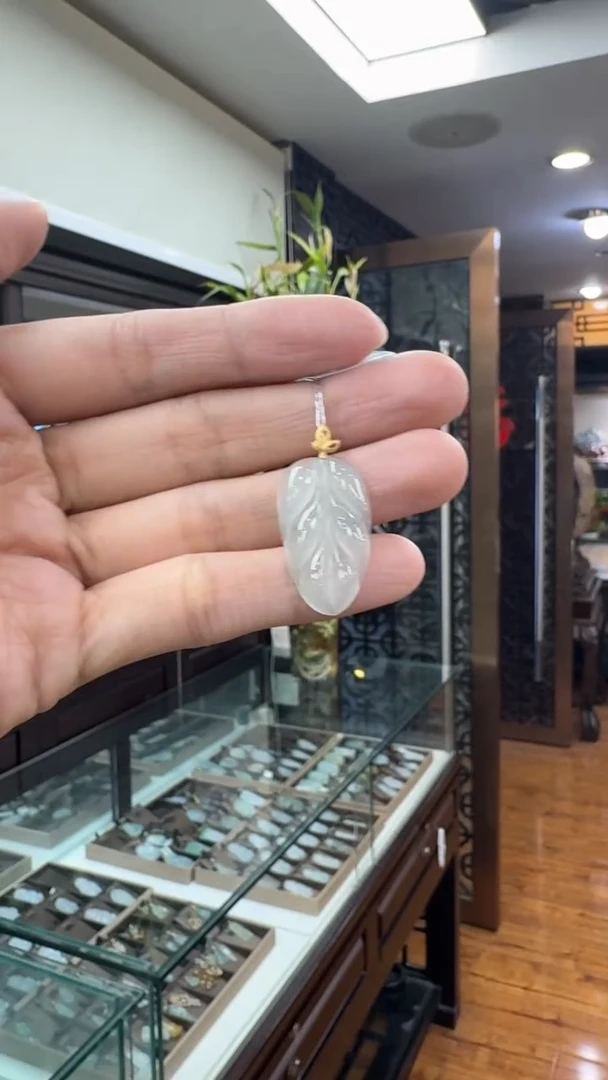 颈饰18K金镶嵌翡翠树叶