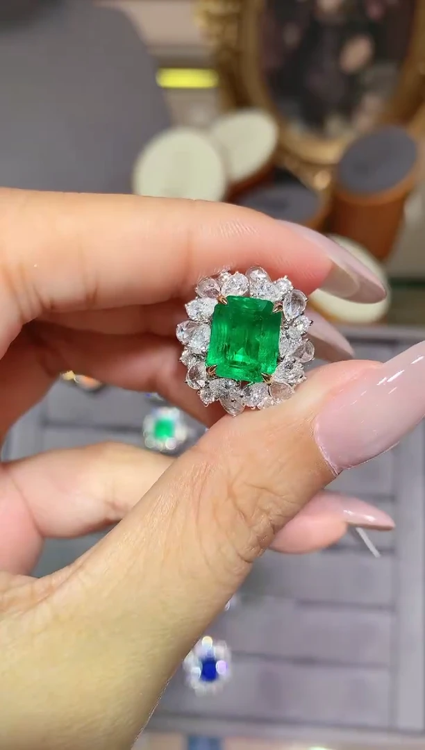 祖母绿戒指18K金镶嵌3.29CT