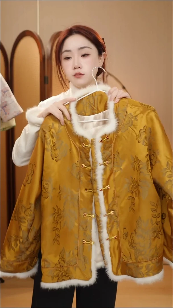 金色缎面棉服
