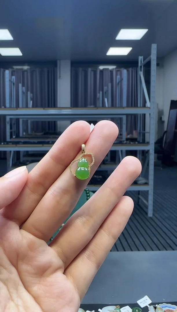 18K金镶嵌和田玉挂件1