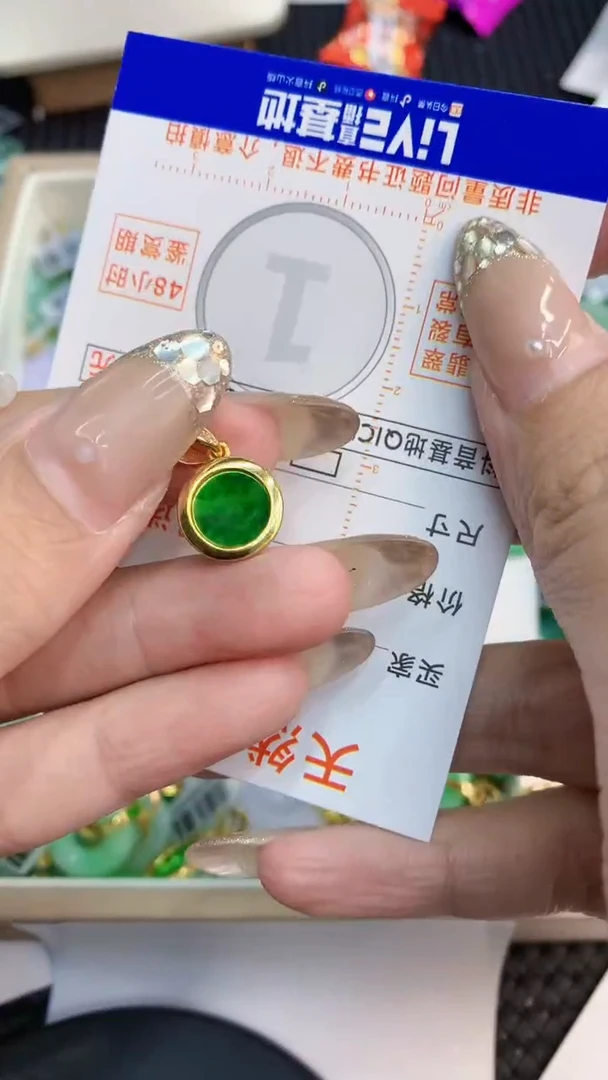 翡翠未镶嵌颈饰           1