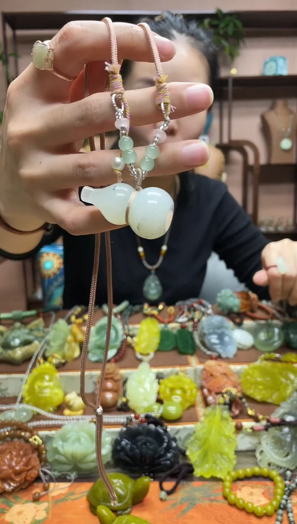 未镶嵌岫玉颈饰·