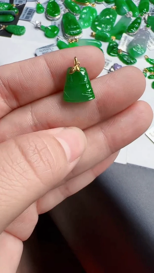 翡翠18K金镶嵌颈饰吊坠