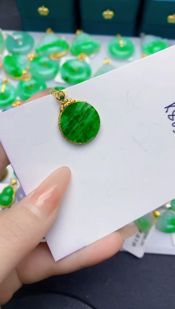 颈饰18K金镶嵌翡翠缅甸天然翡翠A货