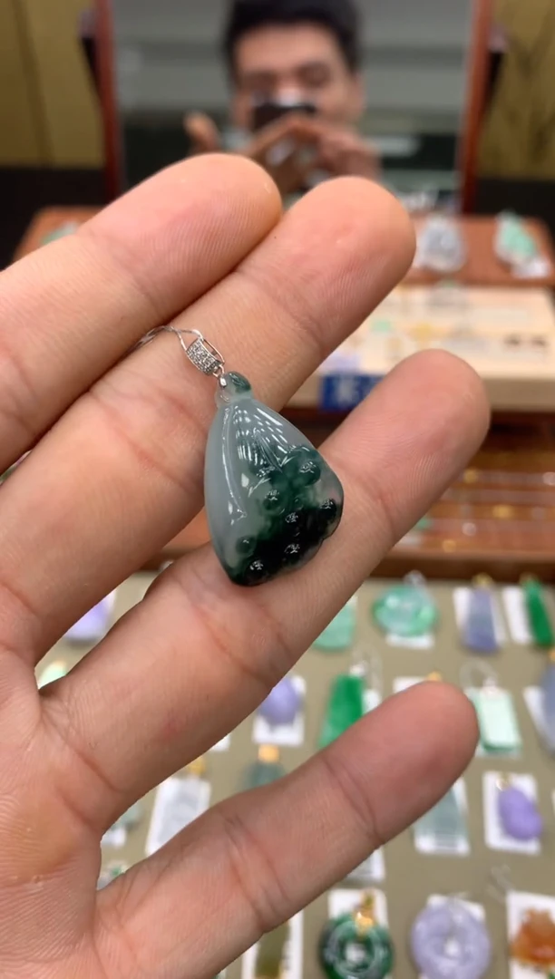 颈饰18K金镶嵌翡翠莲蓬