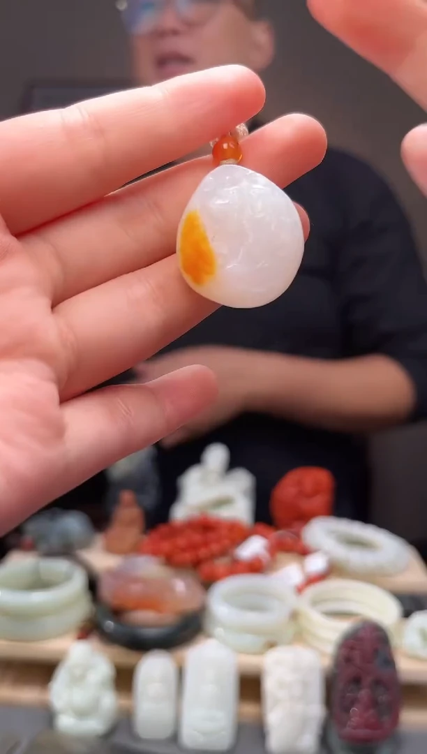 颈饰未镶嵌和田玉吊坠